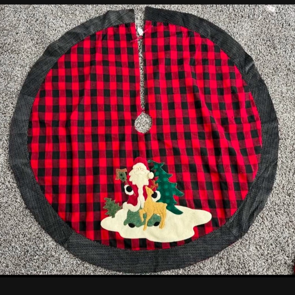 Tree skirt and 3 stockings